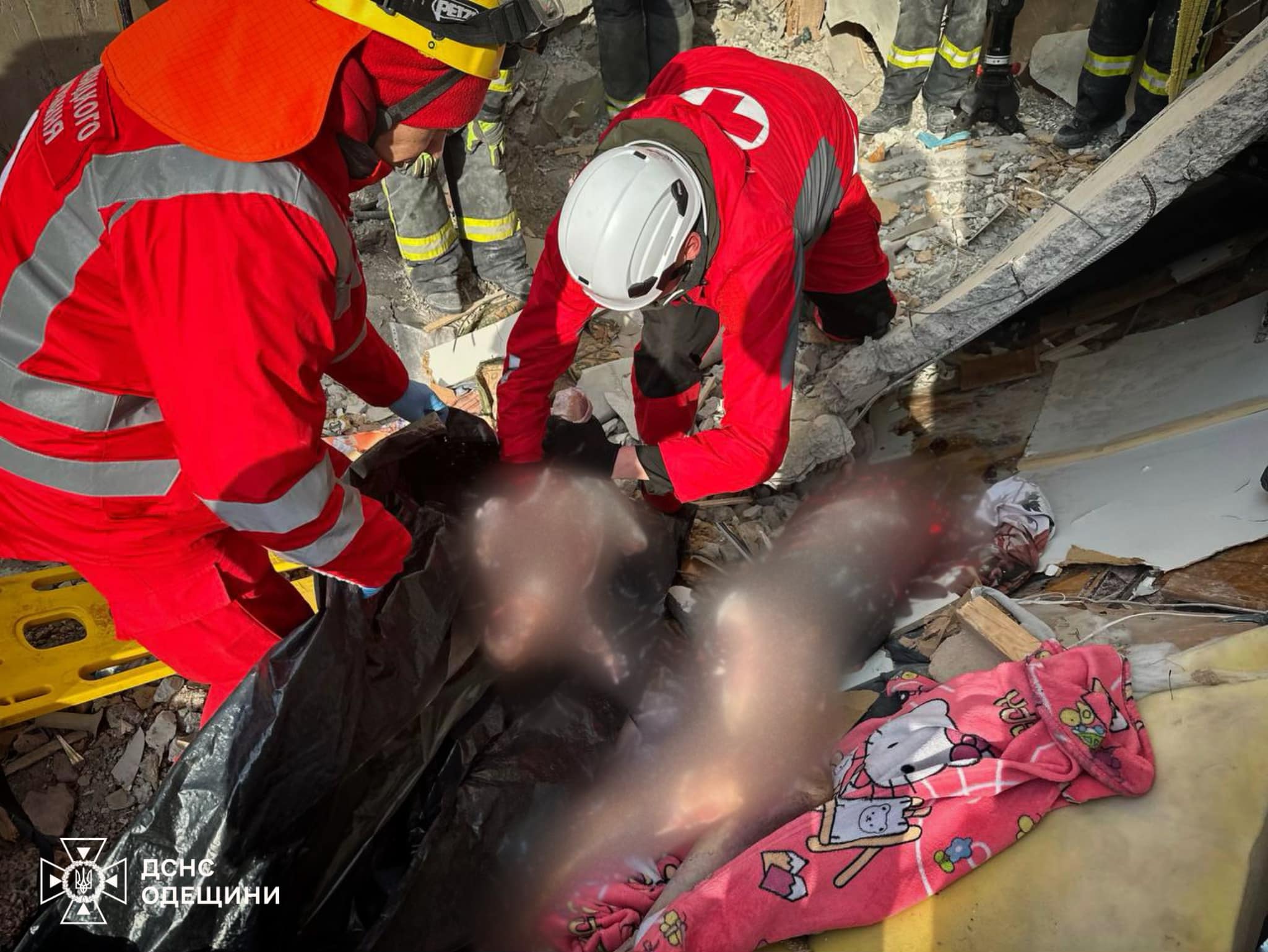 Из-под завалов достали еще одного погибшего младенца.