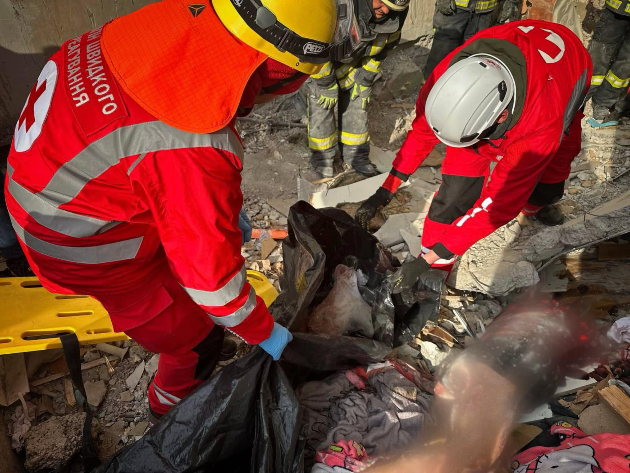 З-під завалів дістали ще одне загибле немовля.