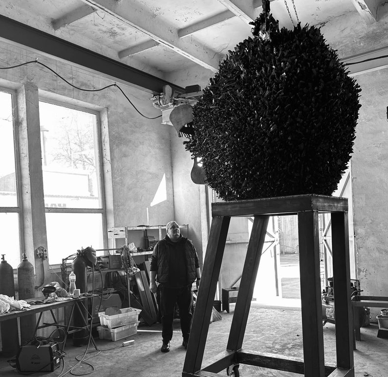 Скульптура Михаила Ревы "Русский мир".