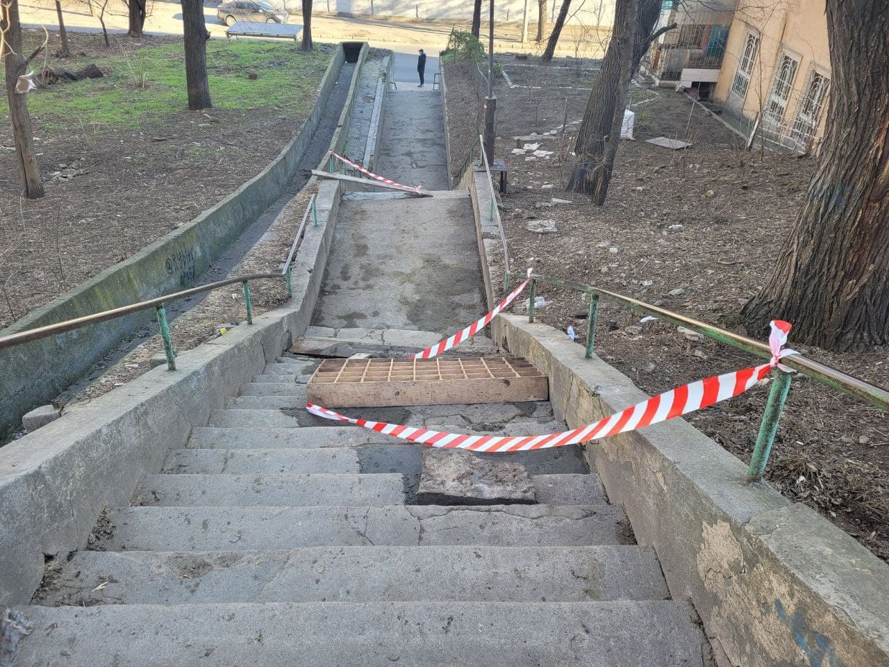 Участок лестницы зацементировали и оградили деревянной перегородкой.