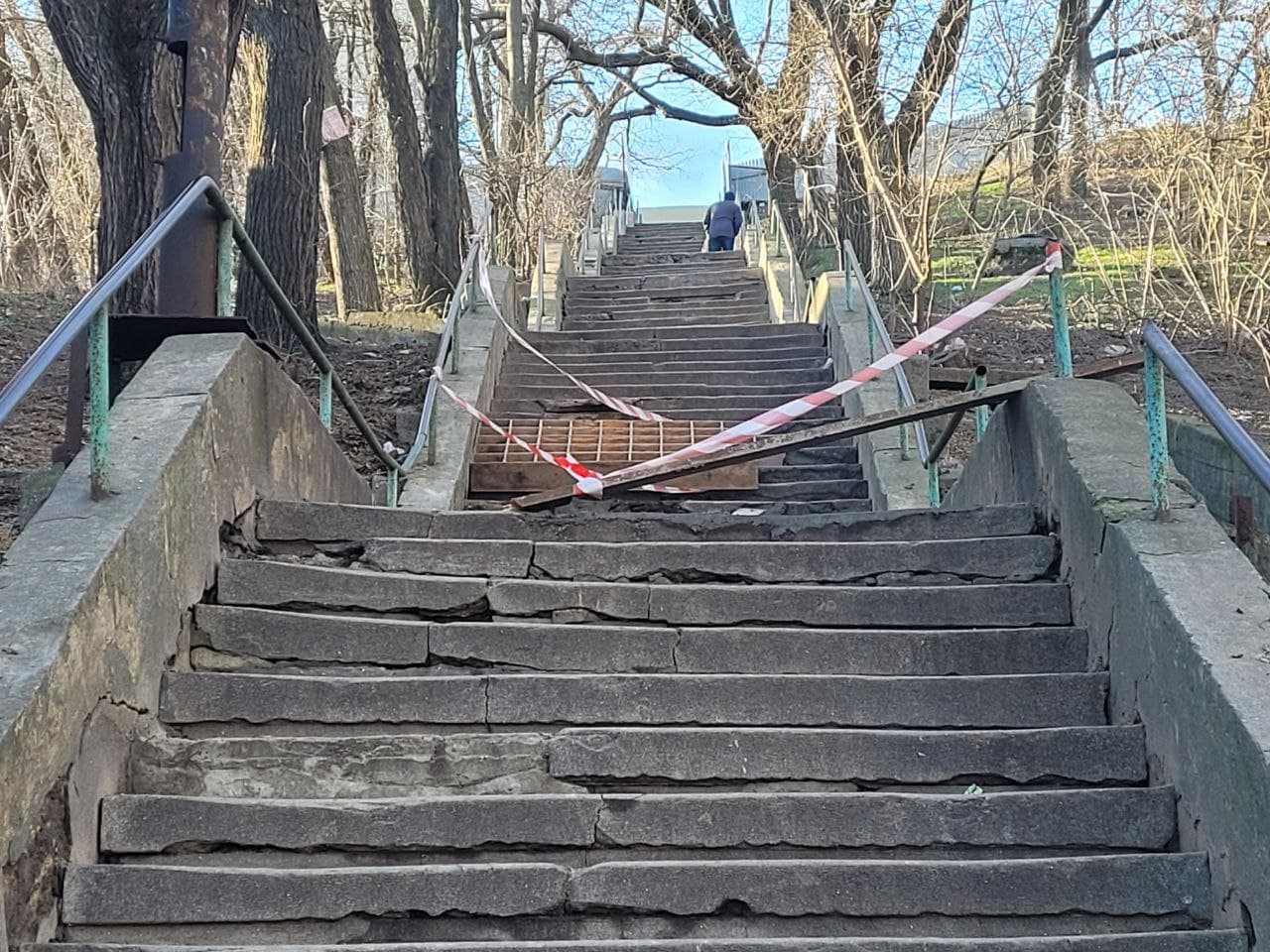 Участок лестницы зацементировали и оградили деревянной перегородкой.