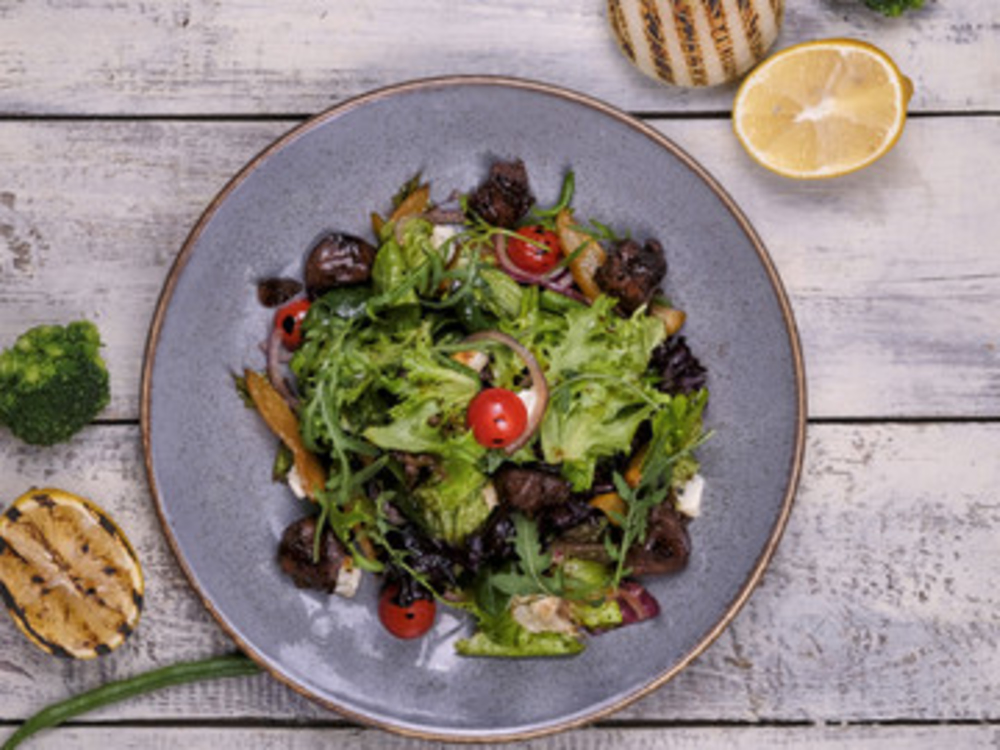 Теплый салат с куриной печенкой и карамелизированной грушей в пиццерии Mario's Tratoria.