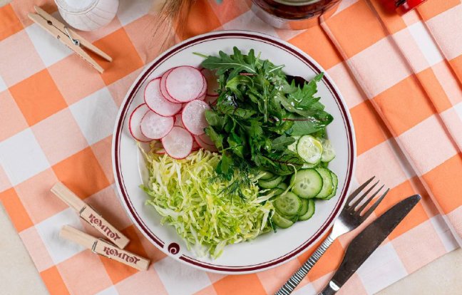 Салат з капусти з огірком у кафе "Компот".