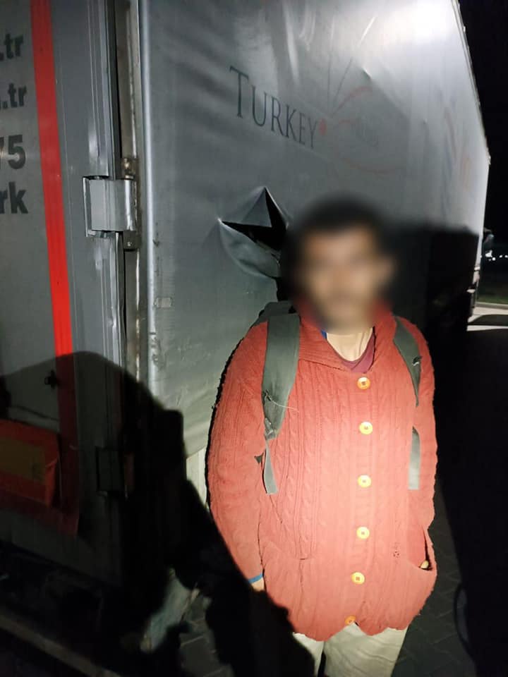 В Одесской области пограничники нашли в прицепе фуры мужчину без документов.