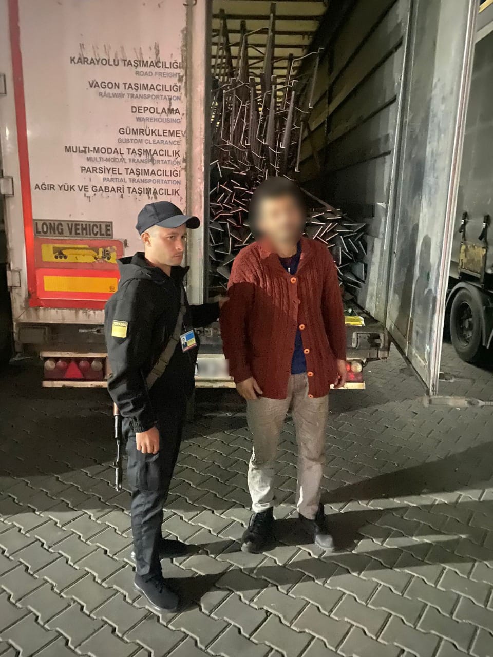 В Одесской области пограничники нашли в прицепе фуры мужчину без документов.
