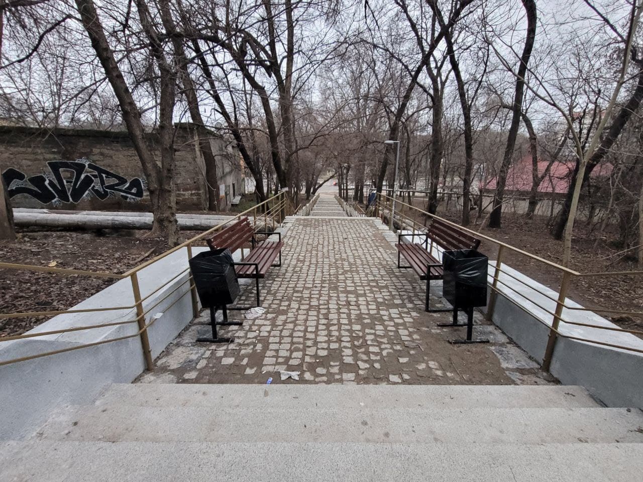 В лестничном пролете появились лавочки.