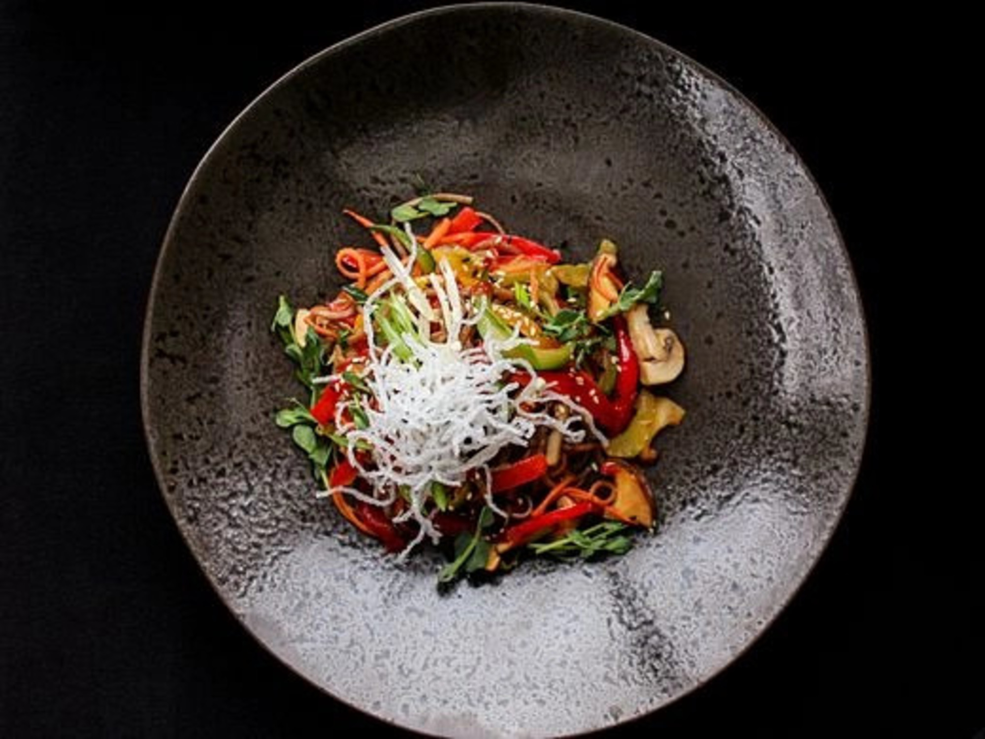 Соба з овочами в тайському стилі в P1 Prosecco Bar.