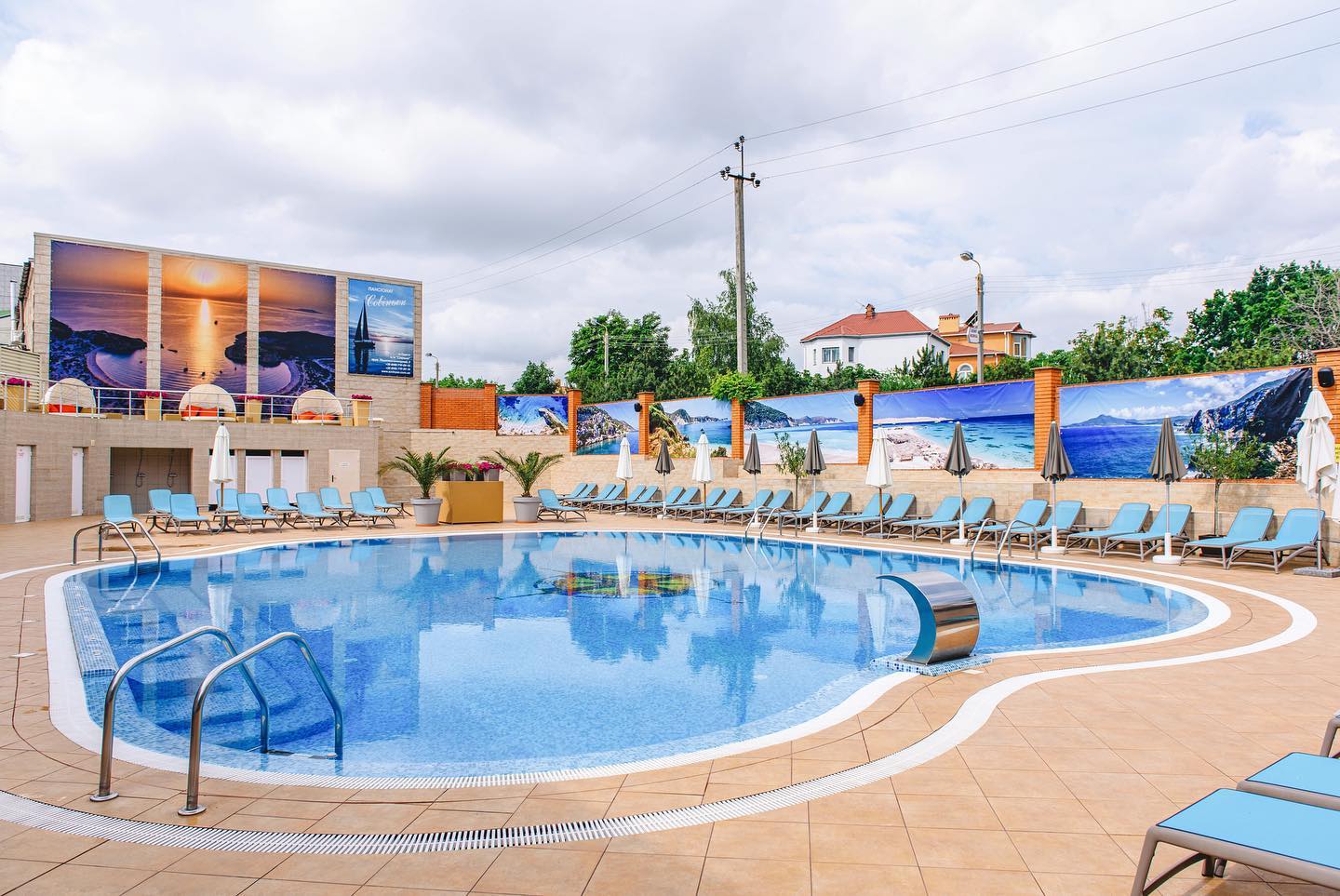 Бассейн на территории пансионата "Совиньон".