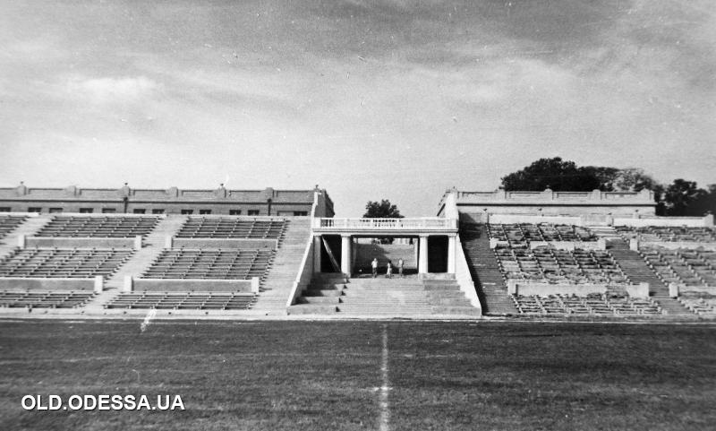 Вид на восстановленные и разрушенные трибуны стадиона в парке Шевченко.