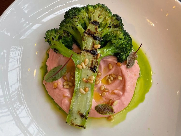 Стейк із броколі з мусом у ресторані YUG.