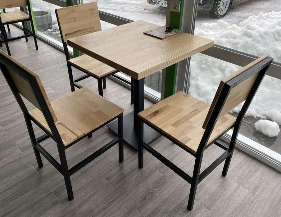 Столик в кафе.