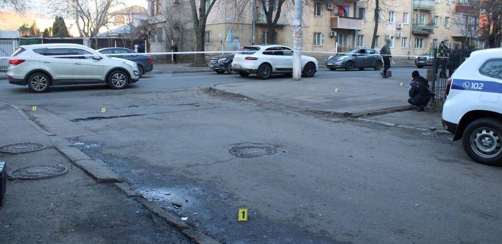 В Одессе ссора двух мужчин закончилась стрельбой и травмой.