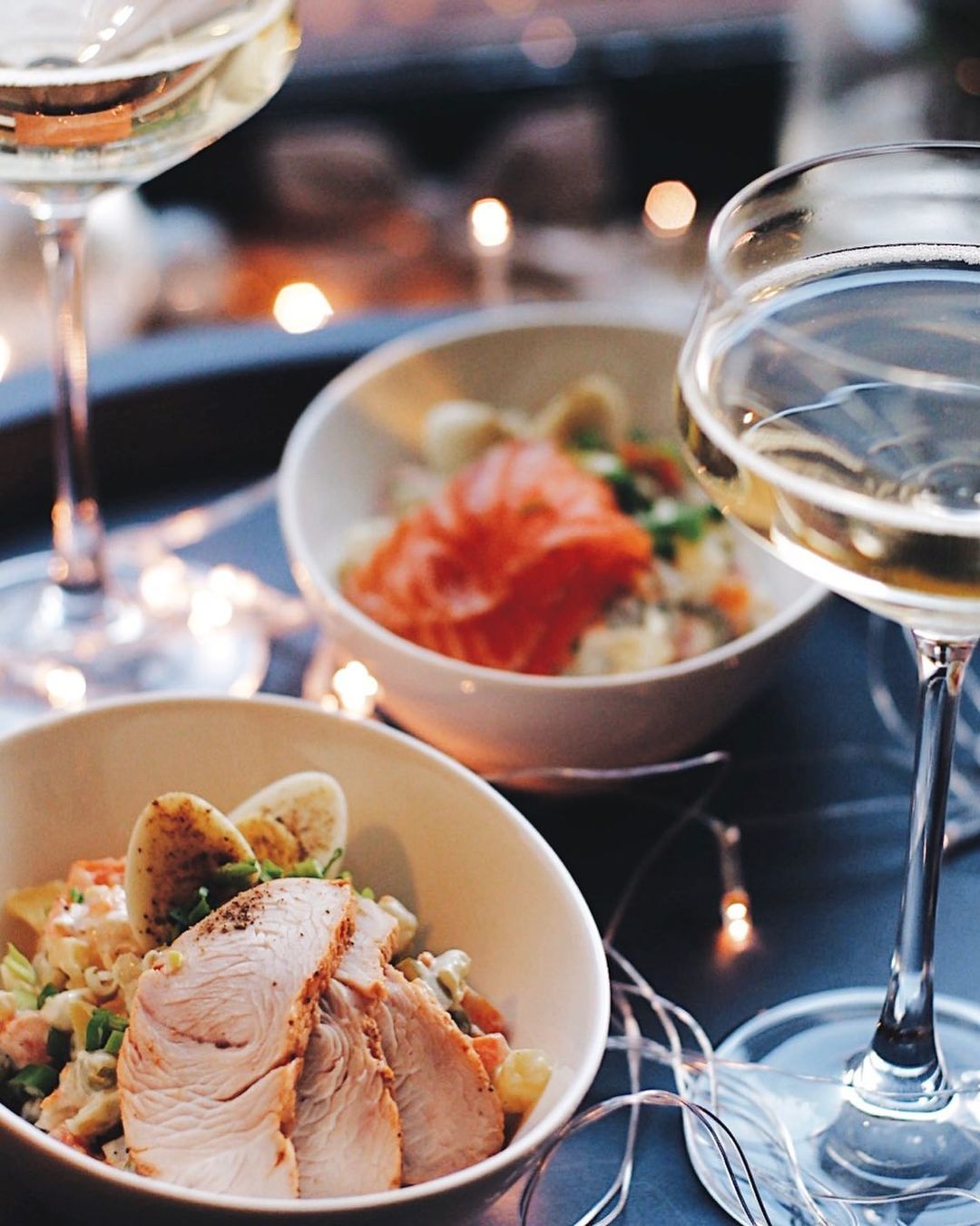 Меню кафе "Супстанция": оливье с индейкой, слабосоленым лососем и веганская версия с авокадо.