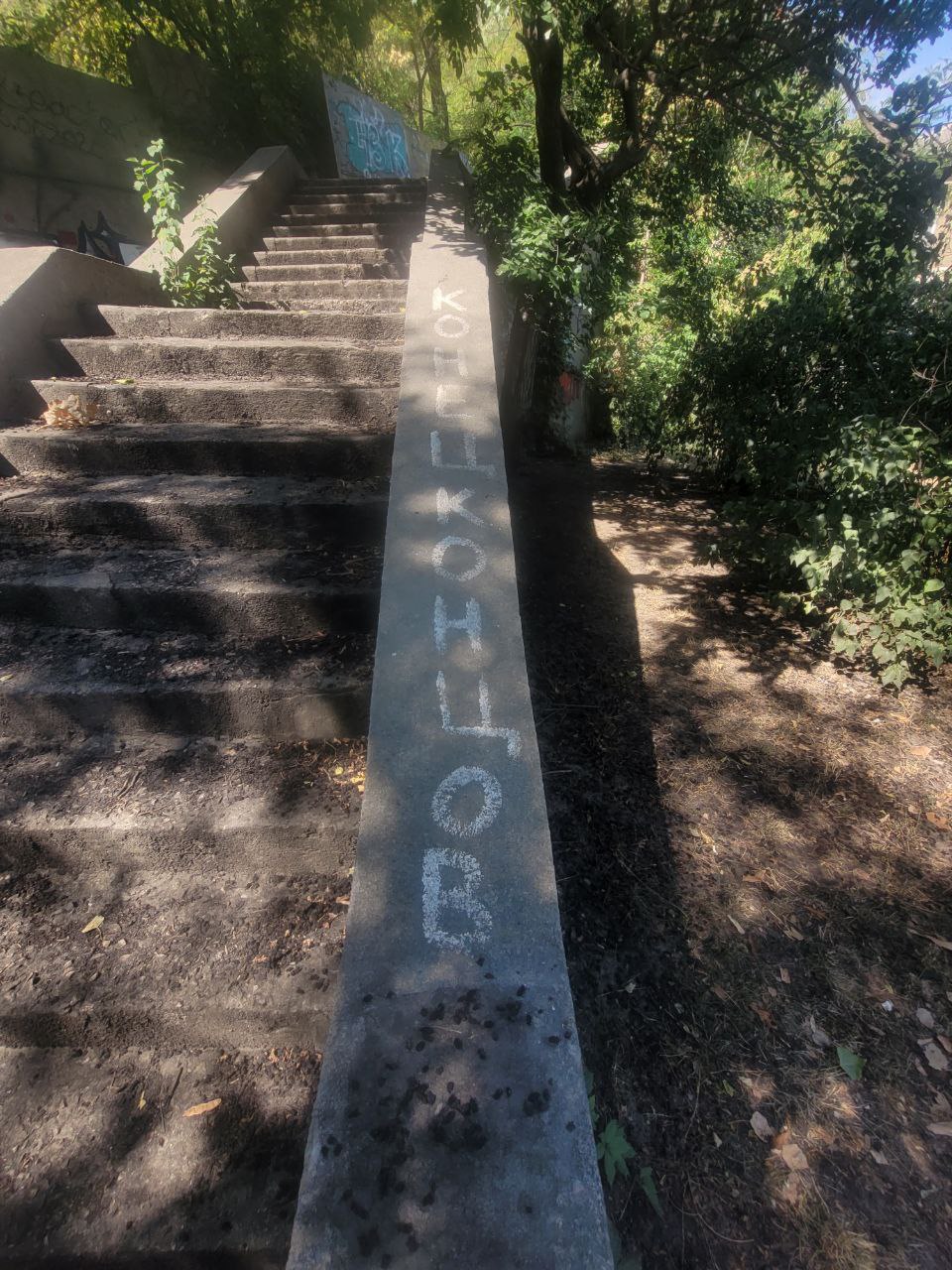 Лестница, на которой ранее был памятник "Коты-сфинксы".