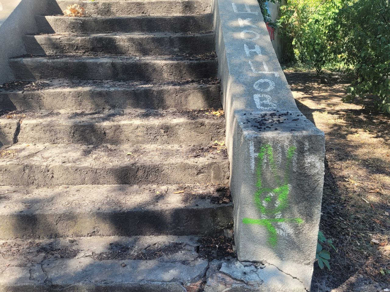 Лестница, на которой ранее был памятник "Коты-сфинксы".