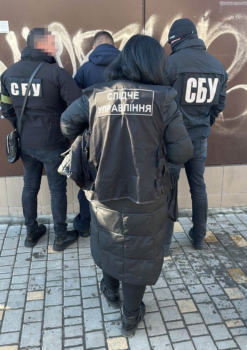 Працівник Одеської митниці вимагав хабар за ввезення гуманітарної допомоги.