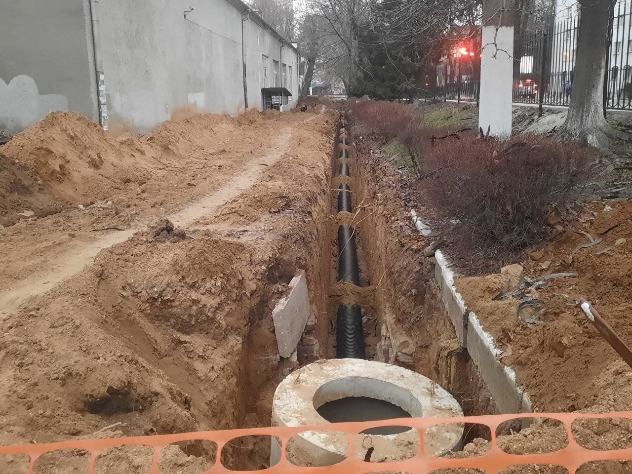 Территория вокруг пушки разрыта.