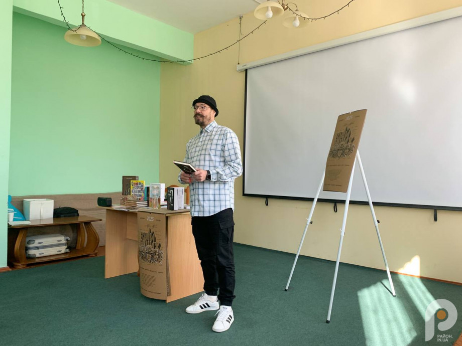 Михаил Журавель презентует стендап-комедию "Тихо начитанный".