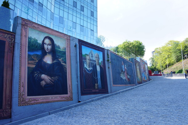 Муралы на спуске от Французского бульвара к Трассе здоровья.