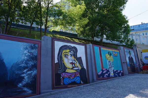 Муралы на спуске от Французского бульвара к Трассе здоровья.