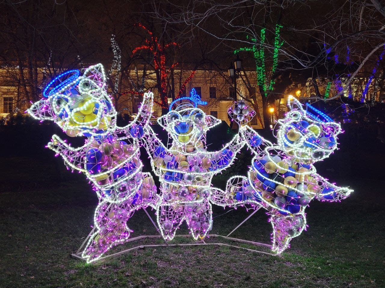 Инсталляция "Три поросенка" в Стамбульском парке.