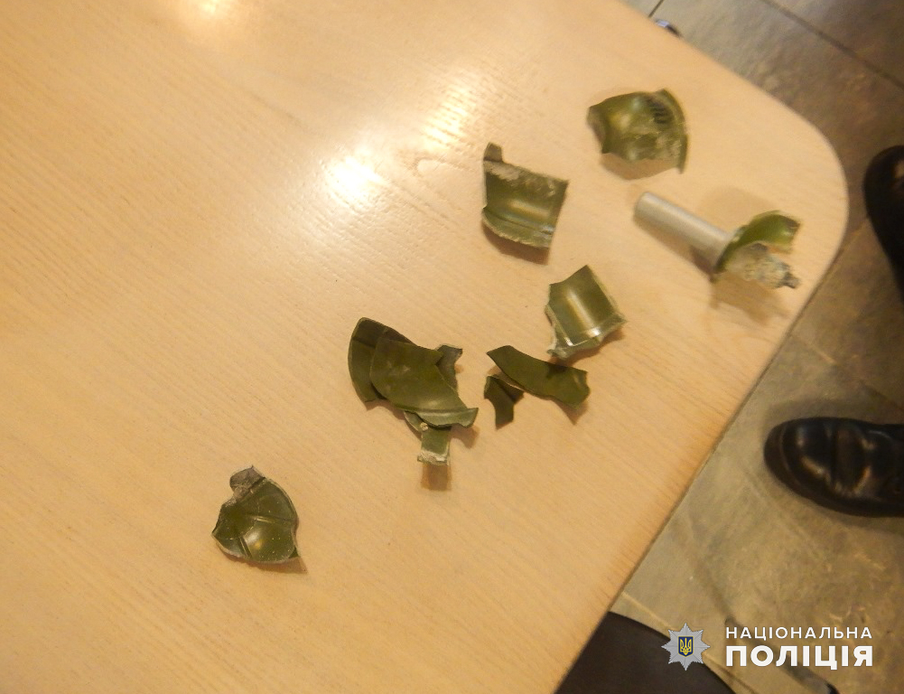 Обломки страйкбольной гранаты.