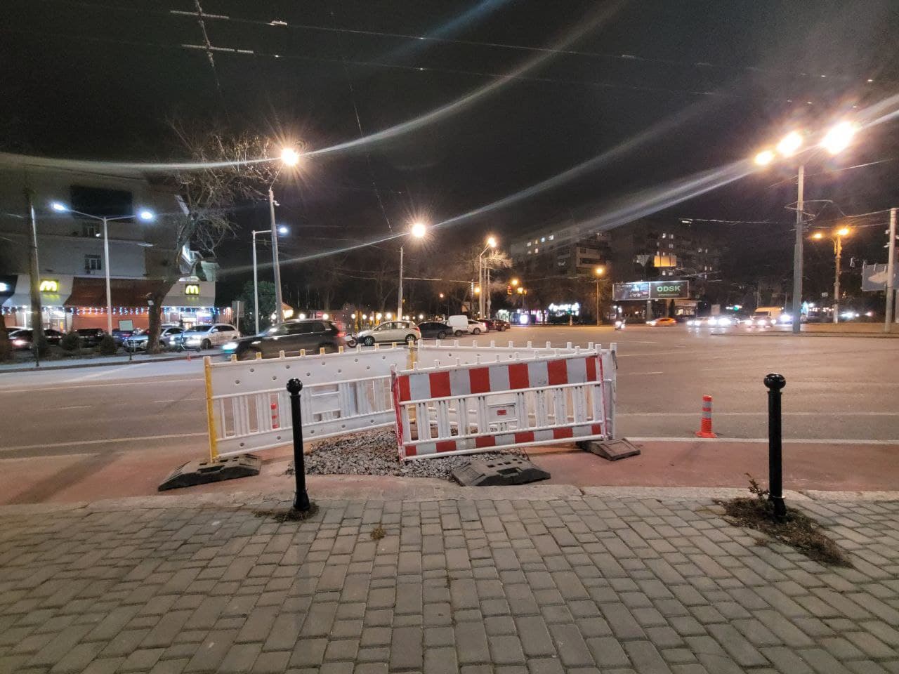 Участок дороги огражден и присыпан гравием.