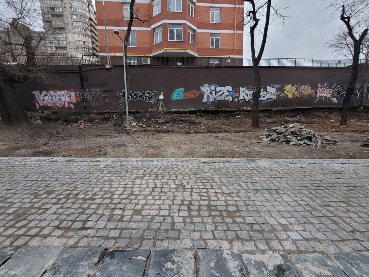 Заброшенный участок Курсантского сквера.