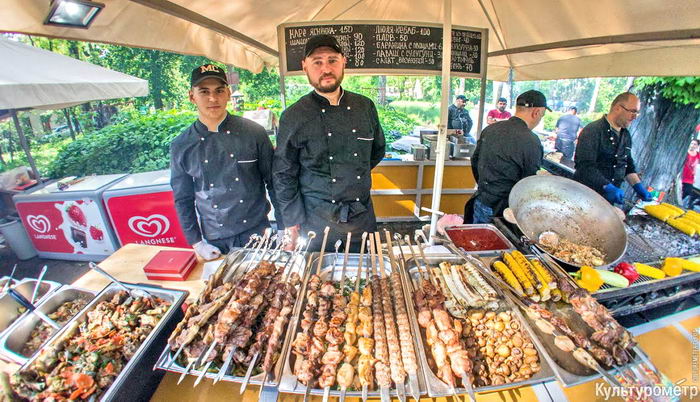 Фудкорт на фестивале.