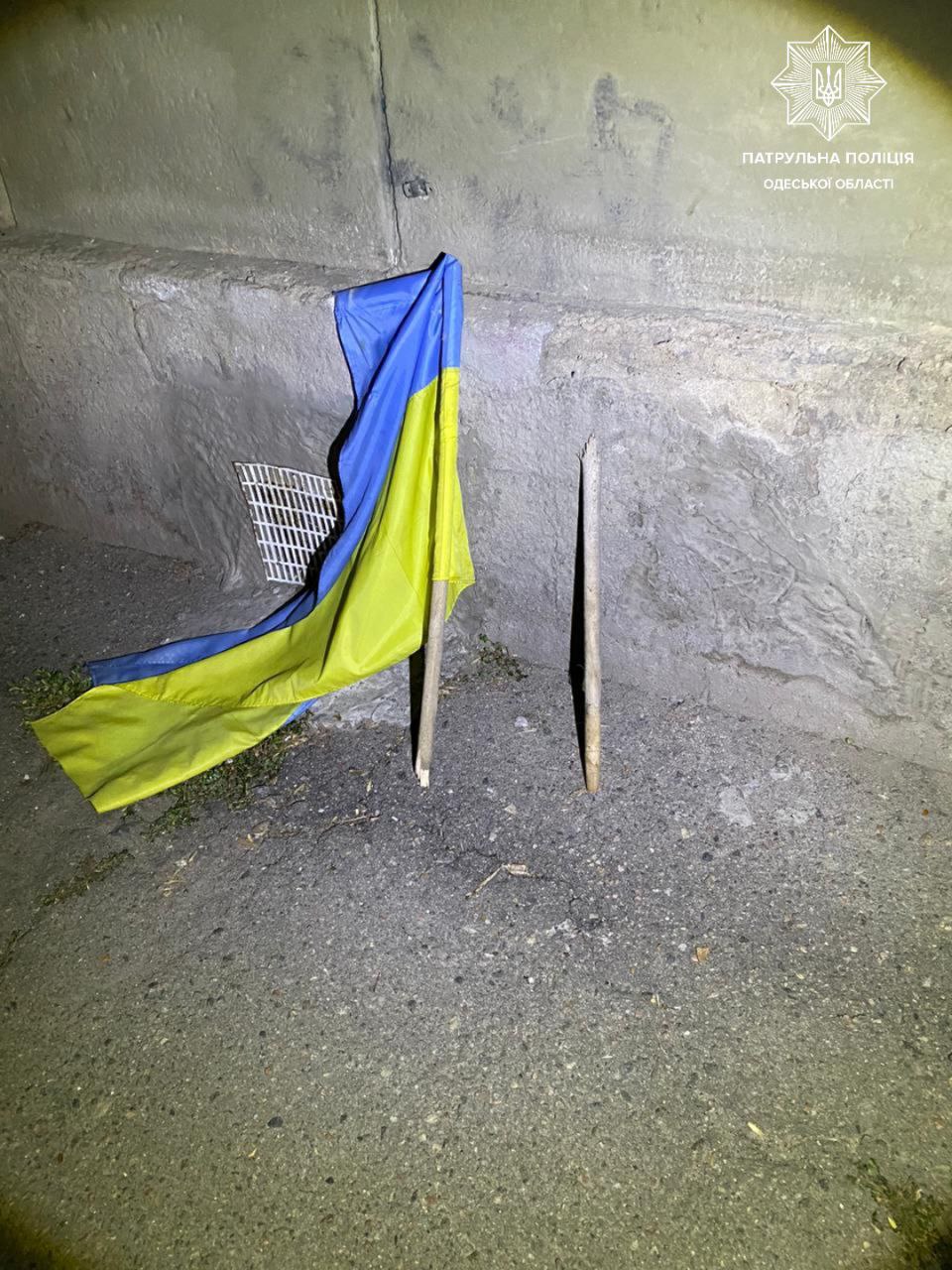 В Одессе задержали мужчину, который сорвал и бросил на землю флаг Украины.