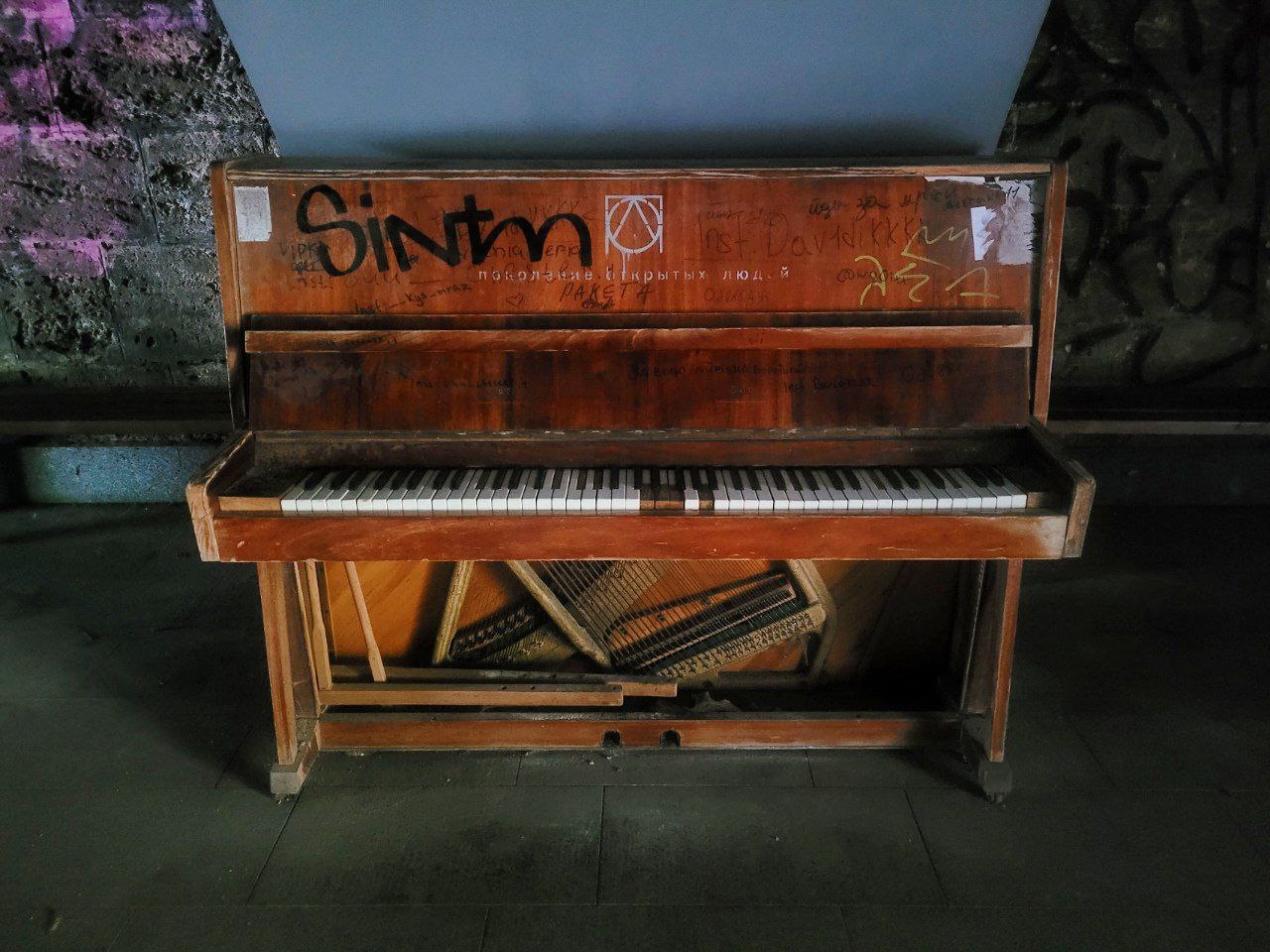 Фортепіано в укритті під Потьомкінськими сходами.
