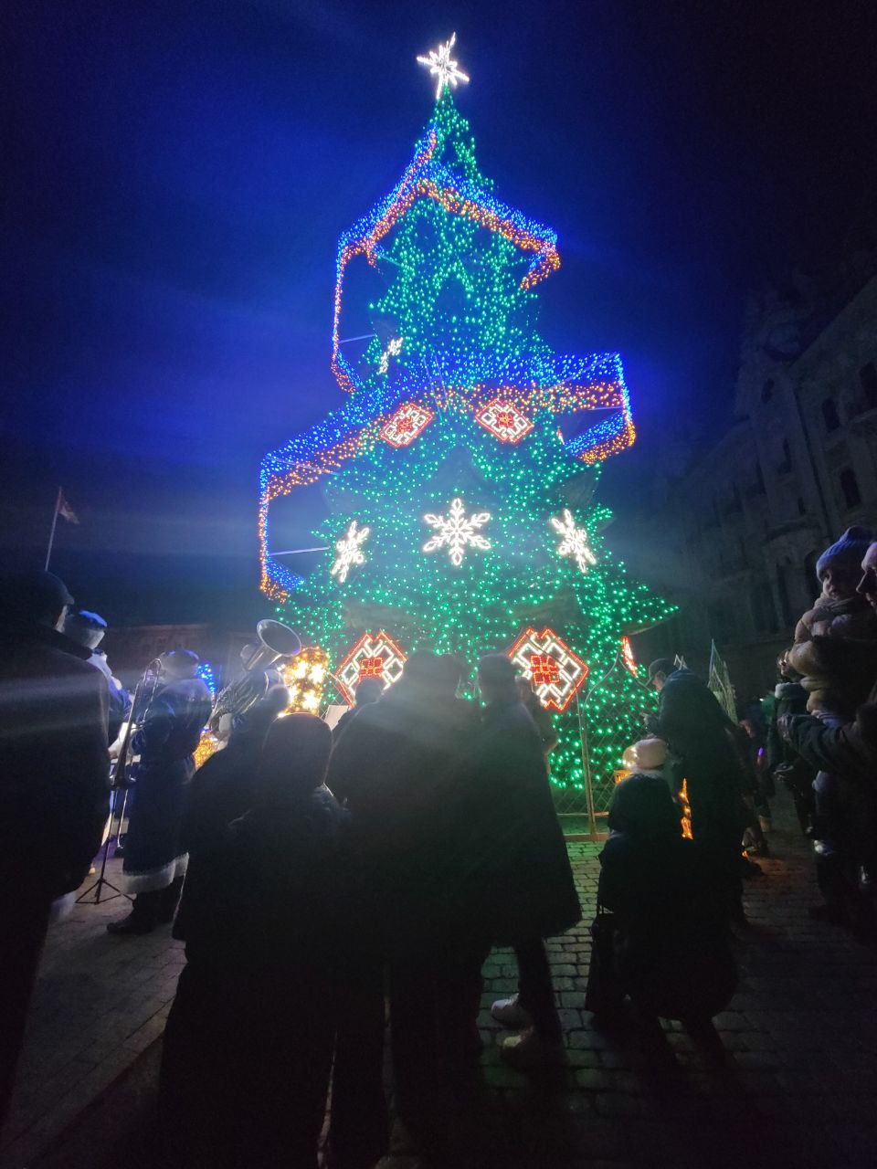 В Одесі на Дерибасівській засвітили головну ялинку міста.