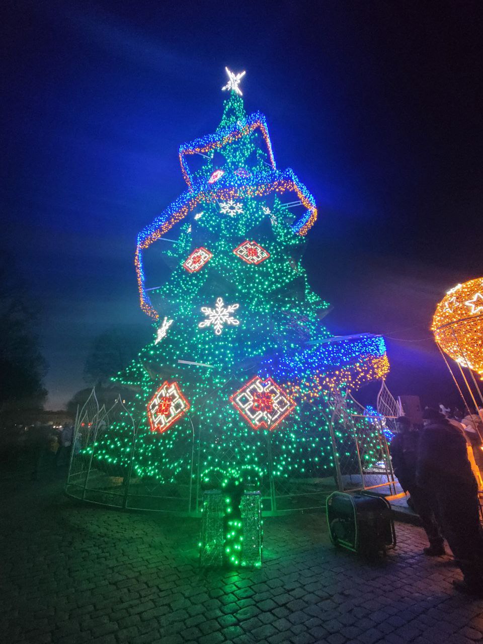 В Одесі на Дерибасівській засвітили головну ялинку міста.