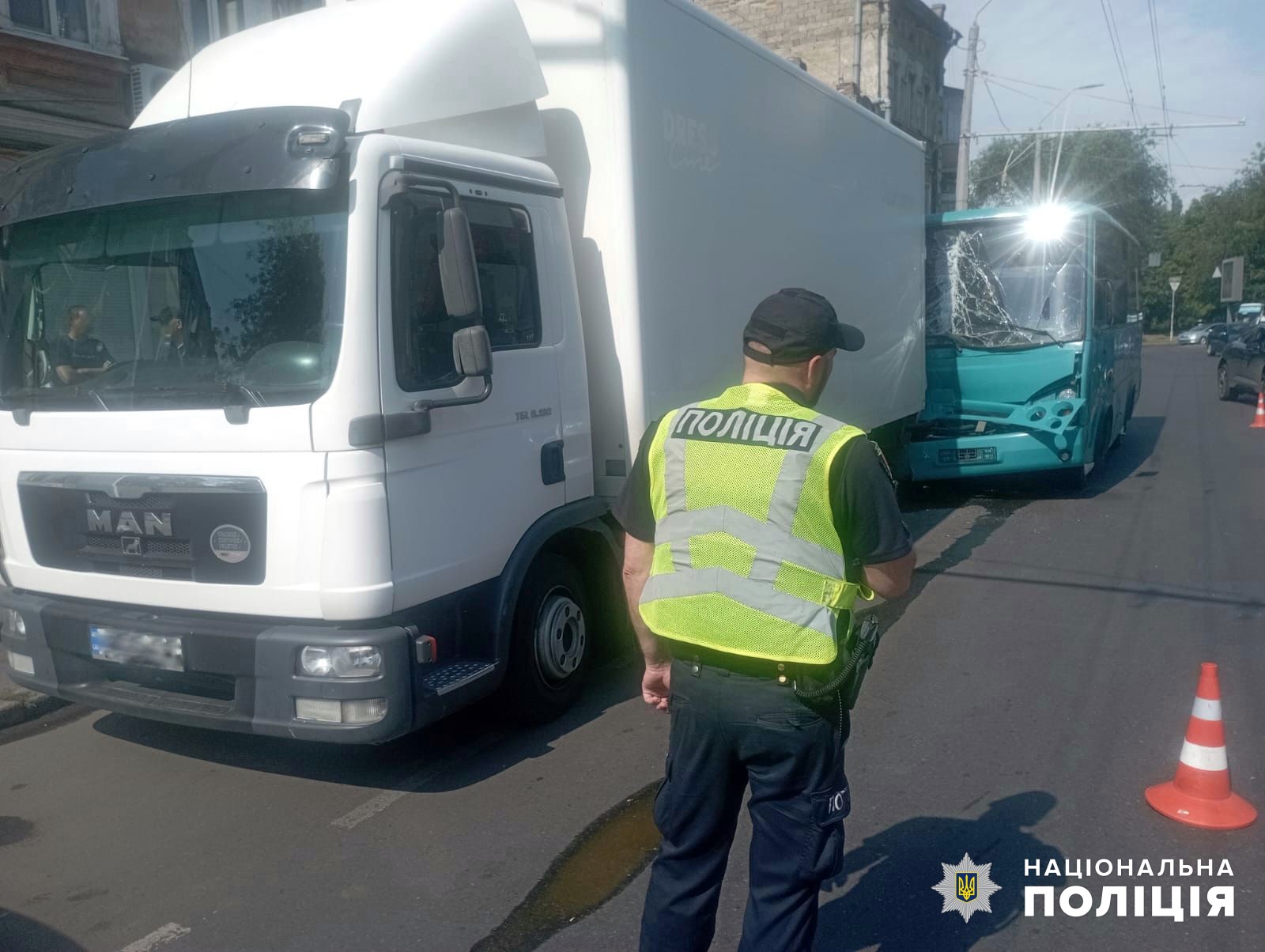 В Одессе водитель маршрутки врезался в фуру.