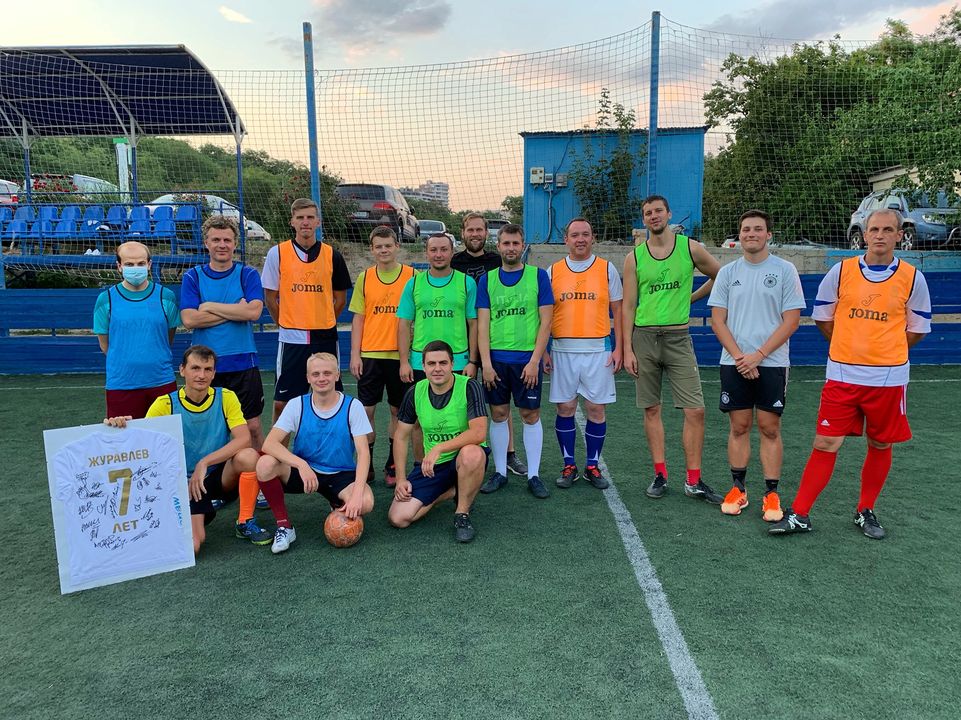 На стадионе "Динамо" дважды в неделю проходит любительский футбол.