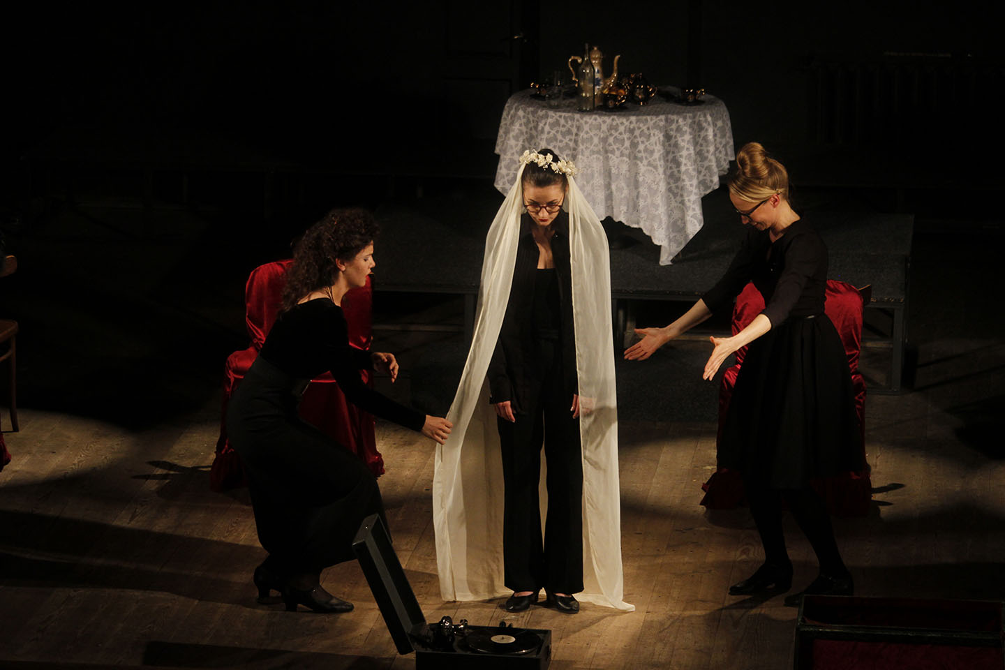 Спектакль "ХХ семейная хроника".