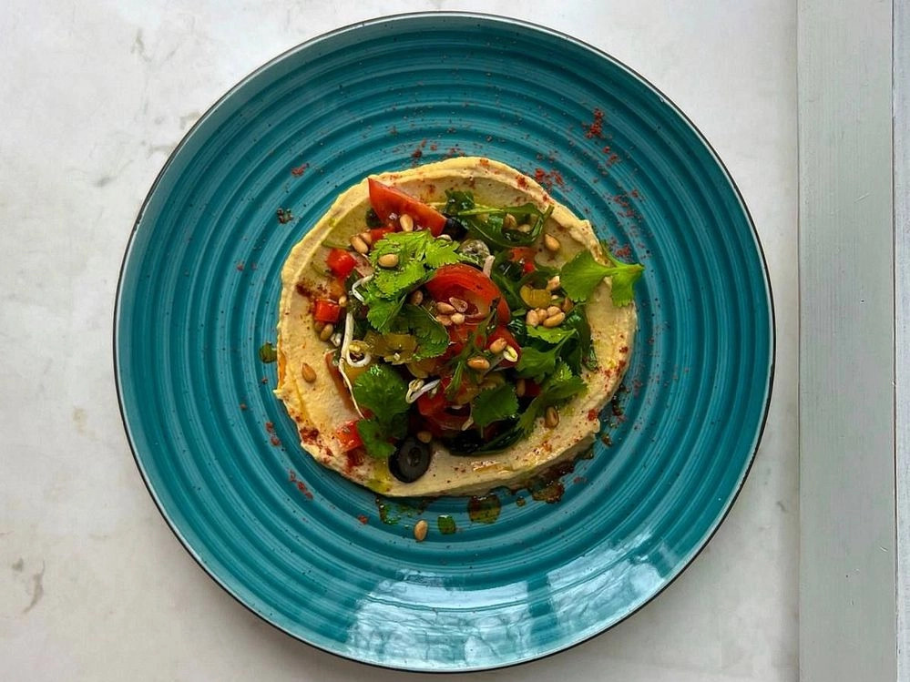 Хумус з оливками та салатом у ресторані Cellini.