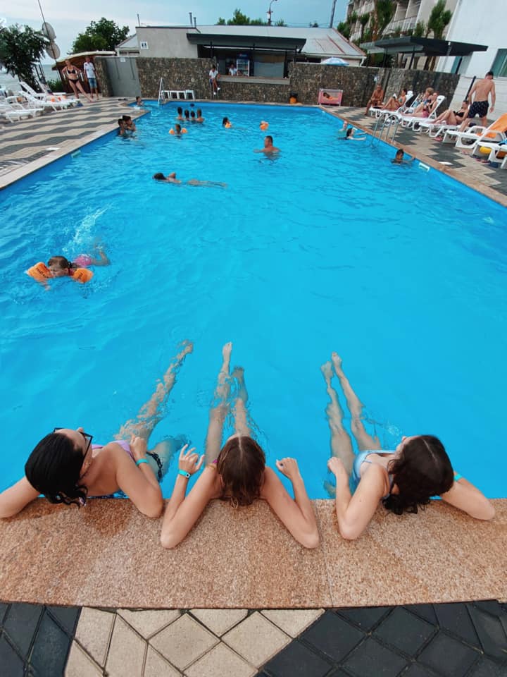 Бассейн на территории базы отдыха "Чайка-2".