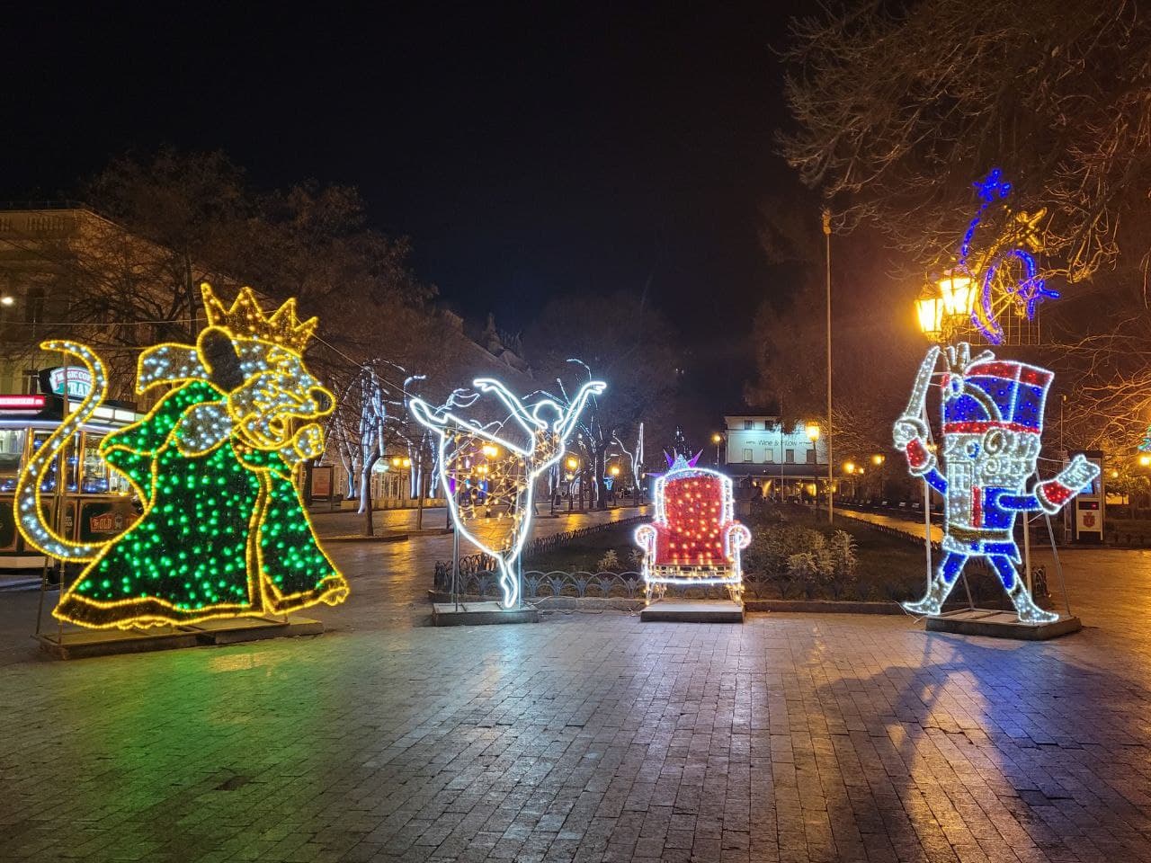 Инсталляция "Щелкунчик" на Дерибасовской.