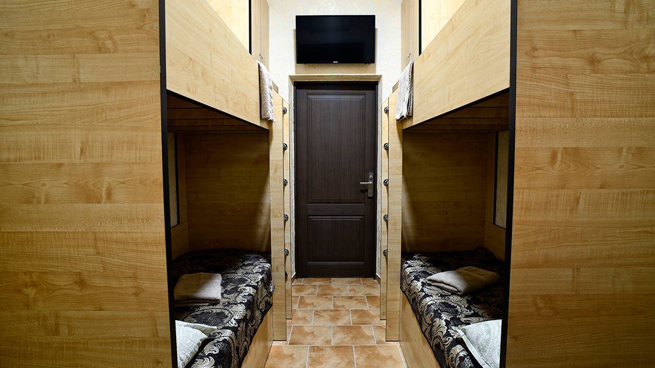 Номер економ-класу в хостелі "Лігво".