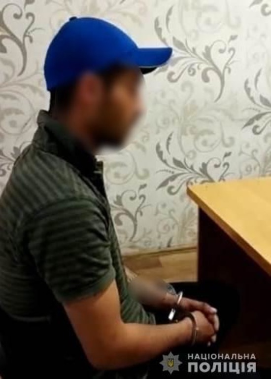 Полицейские задержали жителя Одесской области, который задушил приятеля USB-шнуром.