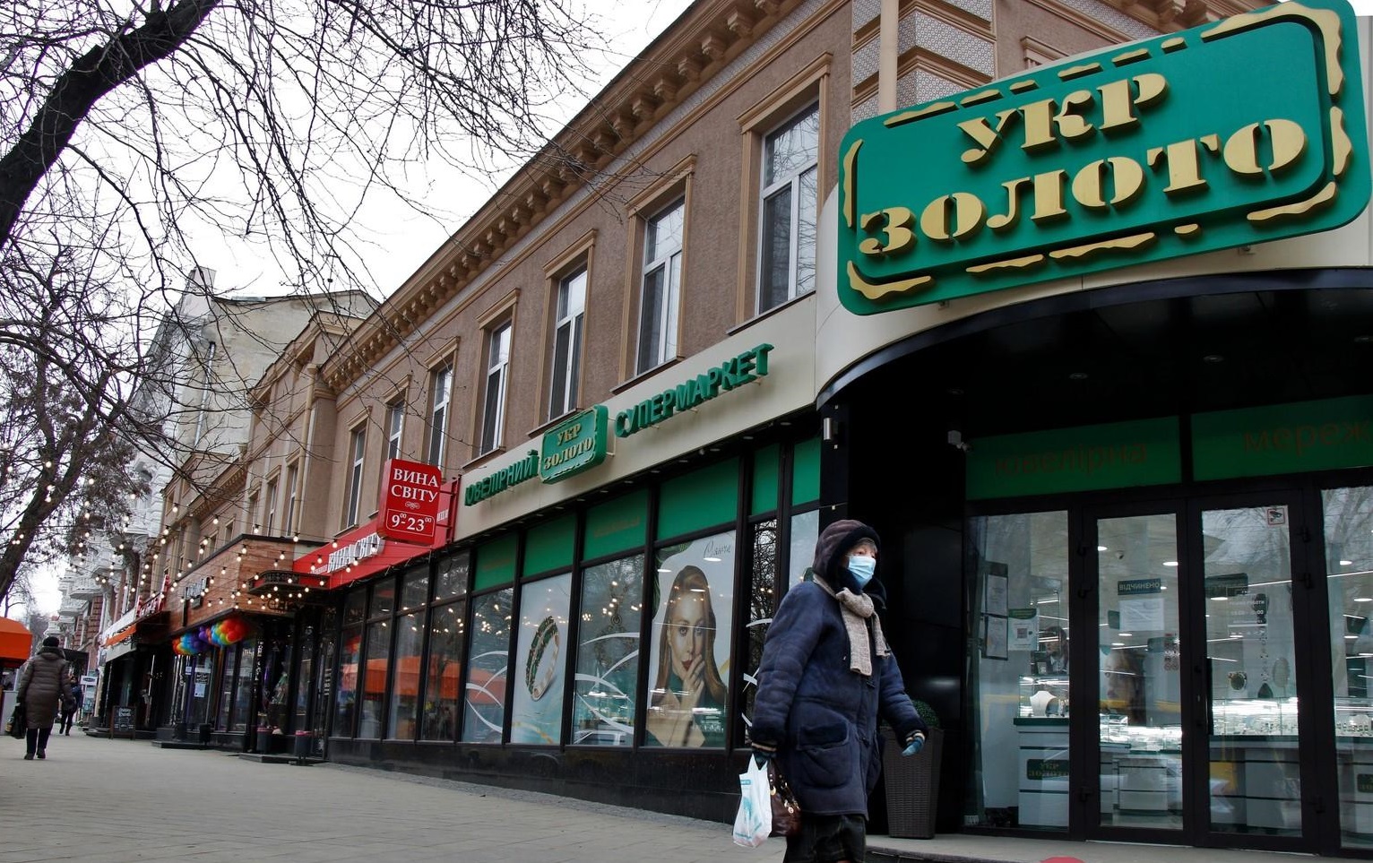 Вивіски та реклама на фасадах.