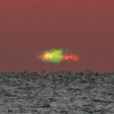 Зеленый луч.