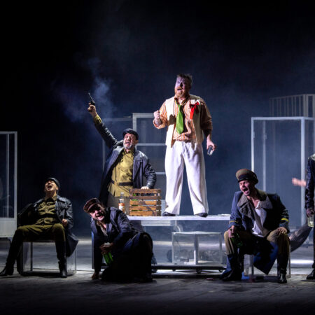 Сцена из спектакля.