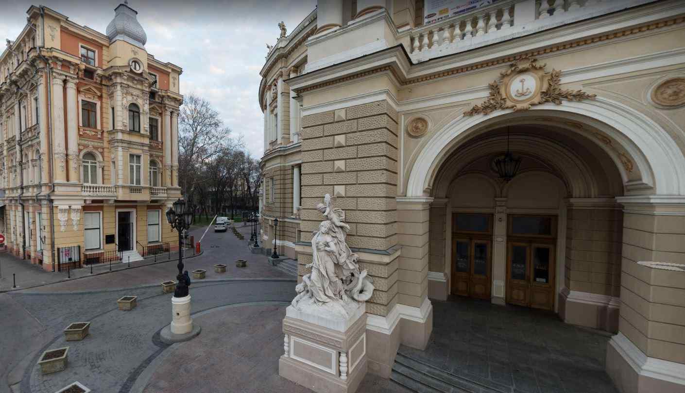 Вхід в сквер. Фото: jizn.info