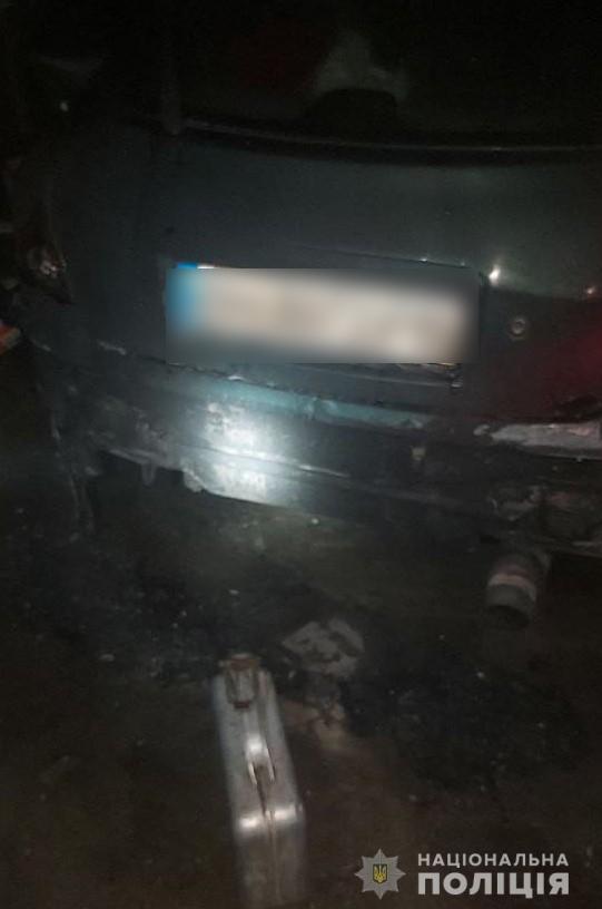 Автомобиль потерпевшей после поджога.