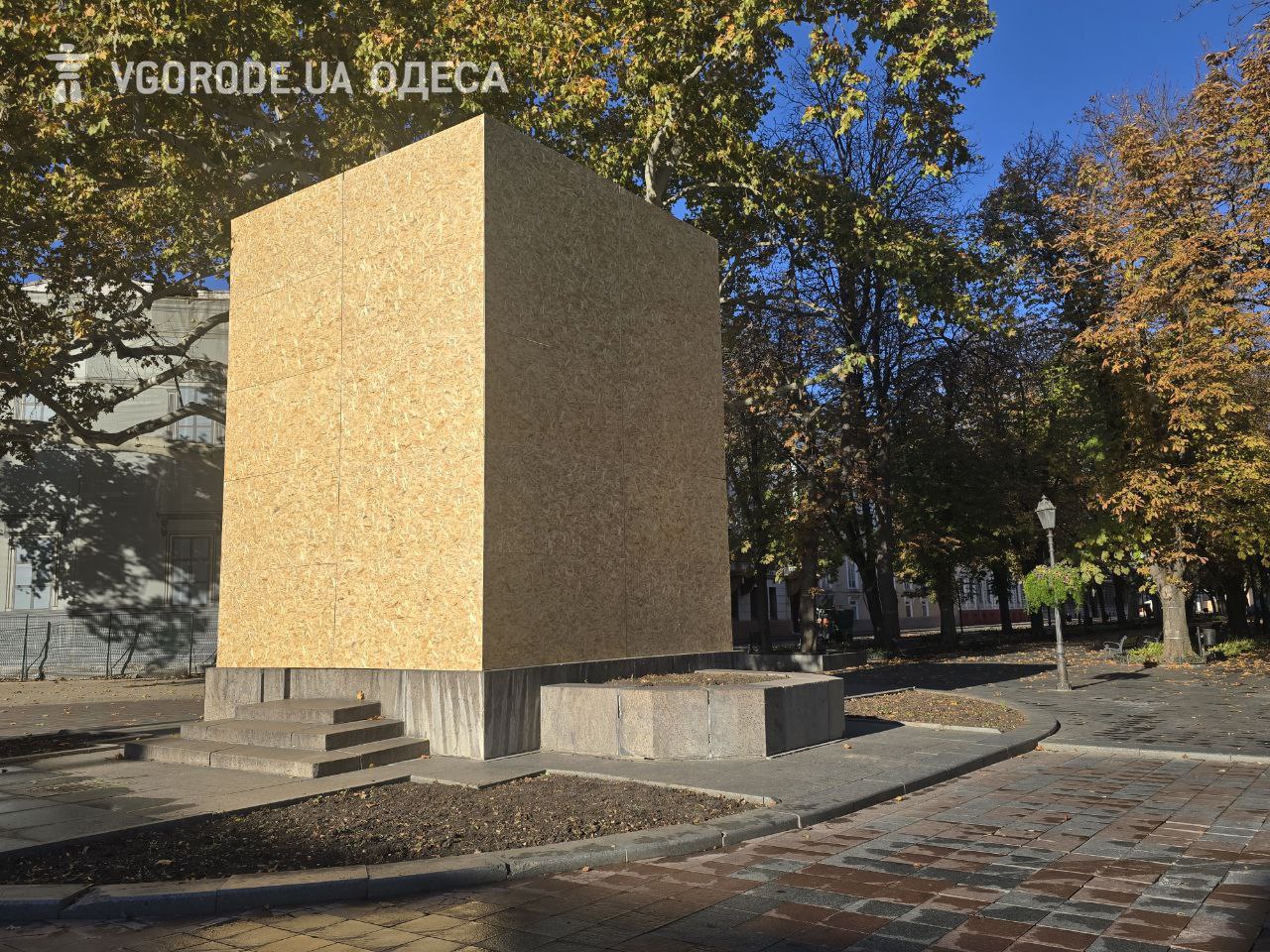 В Одесі забили пам&rsquo;ятник Пушкіну на Біржовій площі: готують до демонтажу