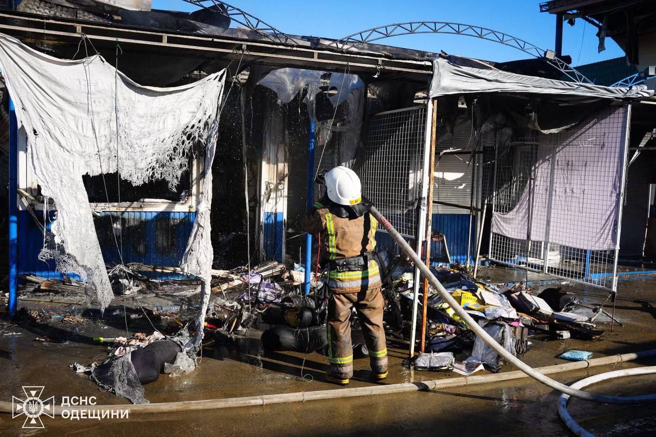 На ринку «7 км» в Одесі сталася пожежа — що відомо зараз
