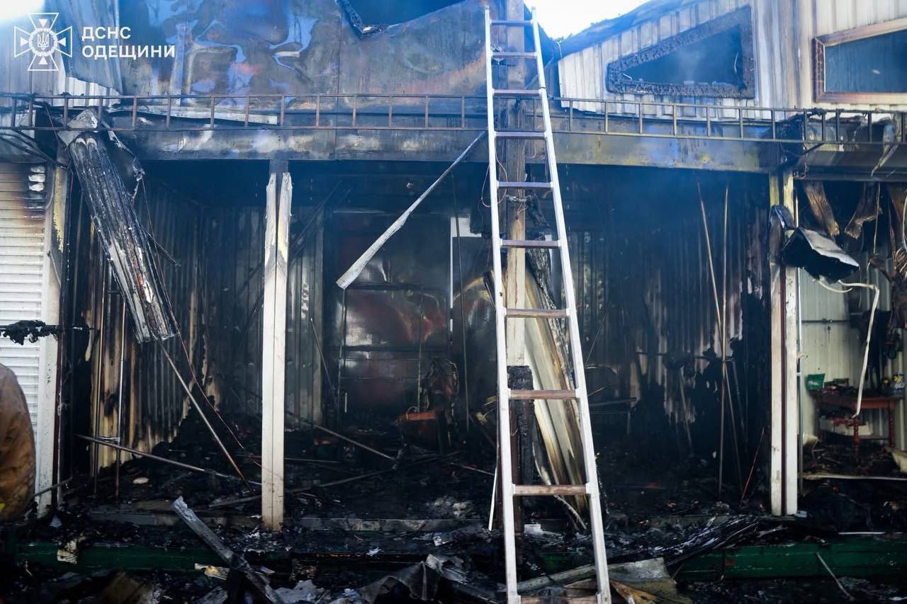 На ринку «7 км» в Одесі сталася пожежа — що відомо зараз фото 2 1