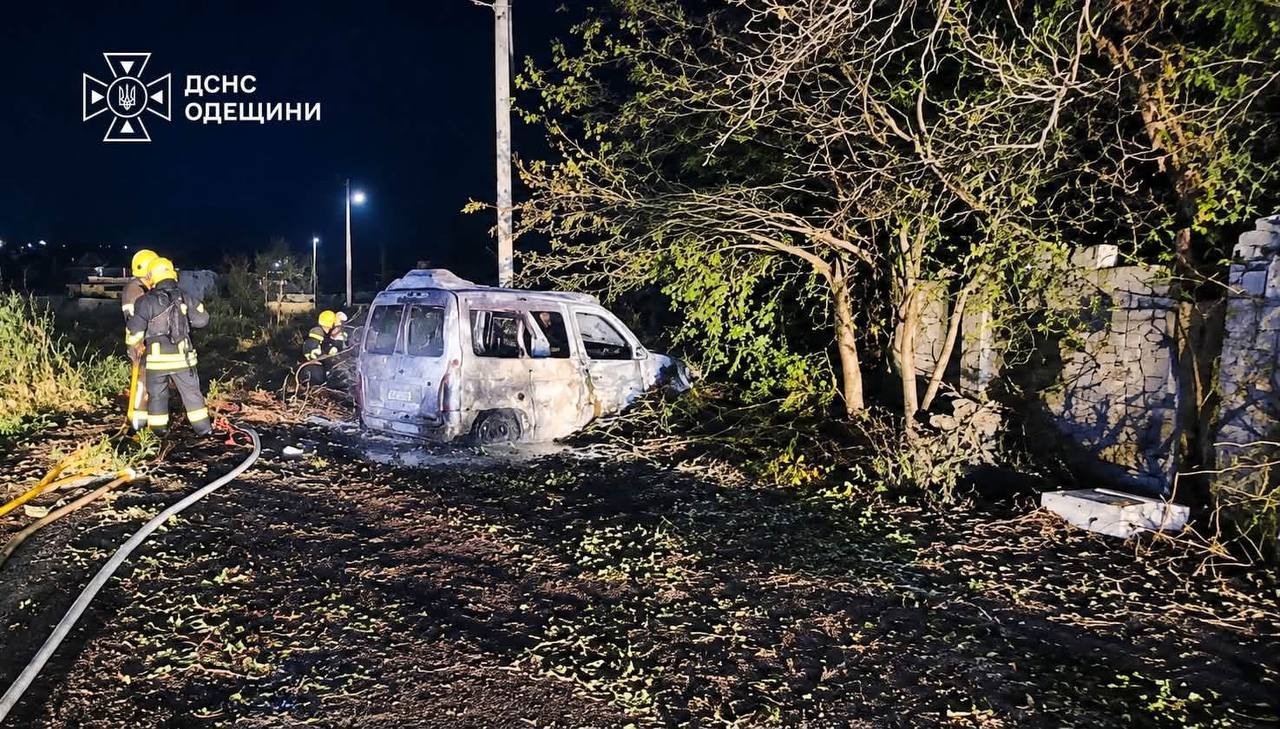 Палали будинки та автівки &mdash; на Одещині рятувальники гасили масштабні пожежі після ворожих ударів фото 1